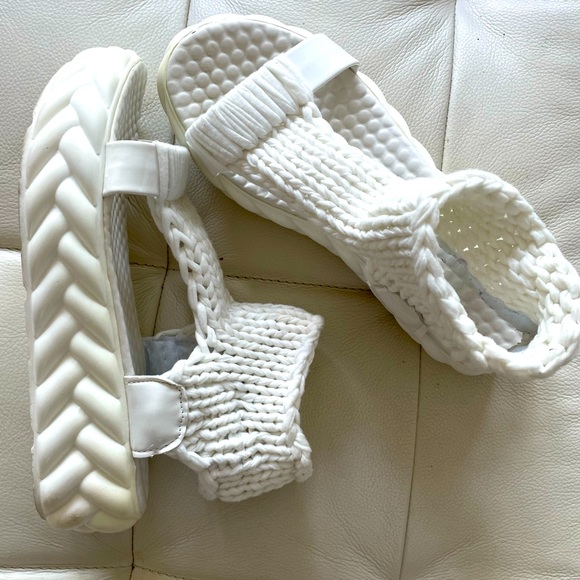 Sandals size 6 - Picture 2 of 2